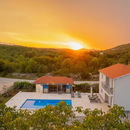 Villa Sky Stone, Heated Pool, Playground Krstatice