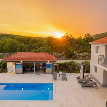 Villa Sky Stone, Heated Pool, Playground